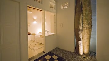 Classic Twin Room | Premium bedding, minibar, in-room safe, individually furnished