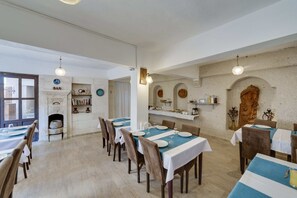 Déjeuner et dîner servis sur place, spécialités Cuisine turque