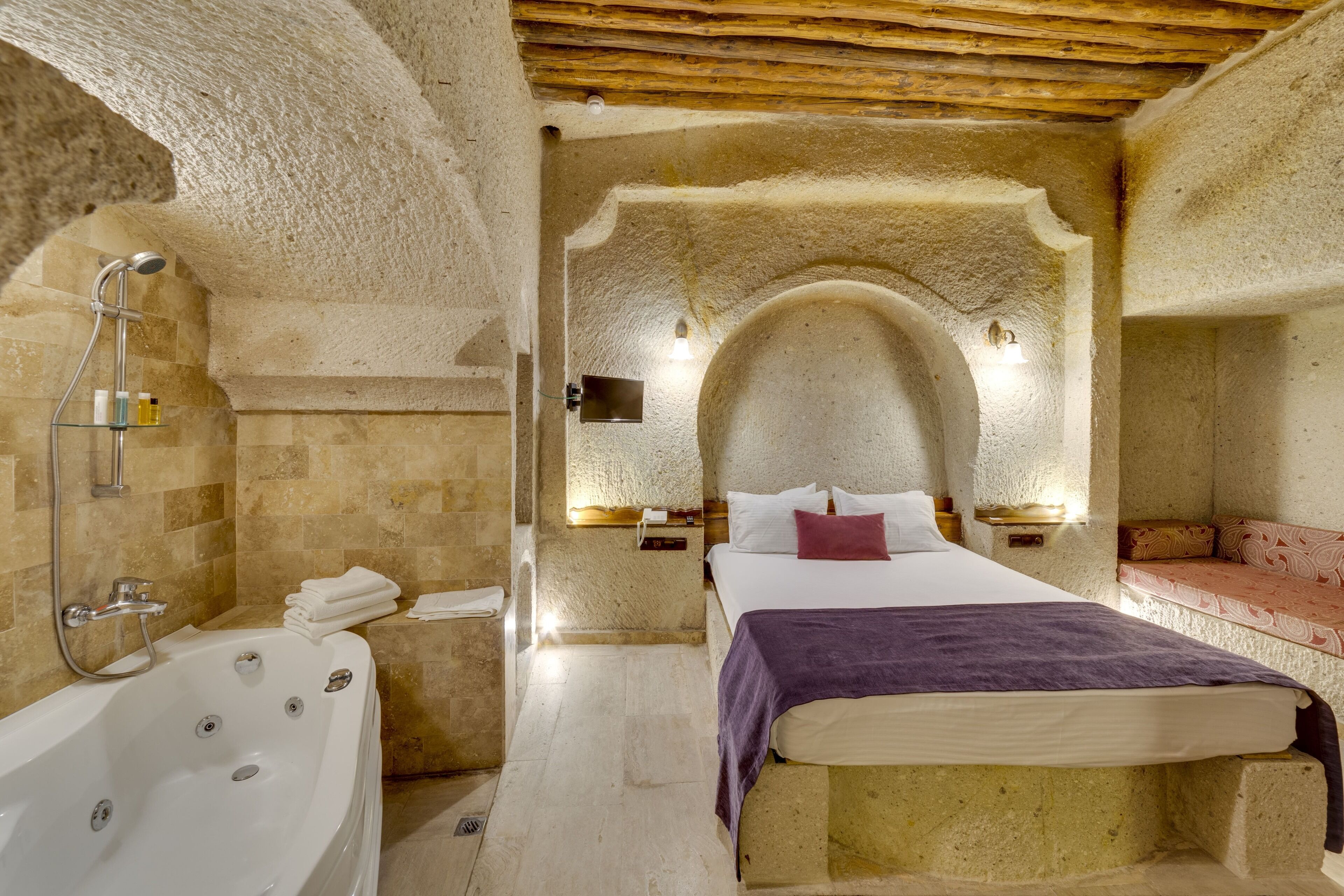 deluxe double room | 1 bedroom, premium bedding, iron/ironing board, free wifi