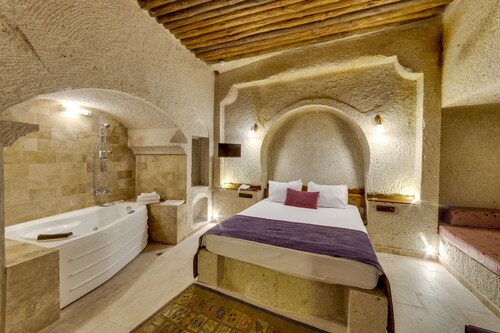 El Puente Cave Hotel