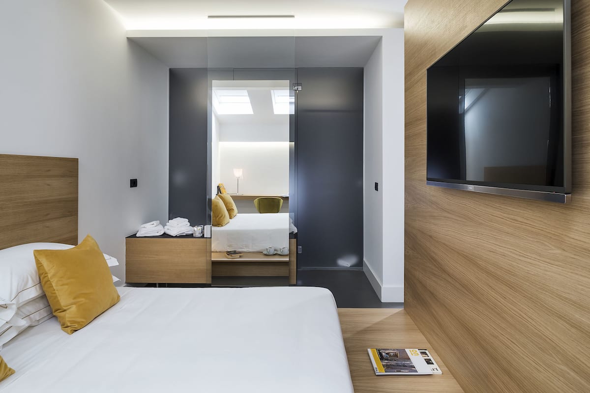 1 kamar tidur, minibar, brankas, dan meja kerja