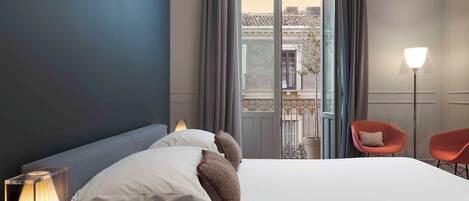 Een minibar, een kluis op de kamer, een bureau, geluiddichte muren