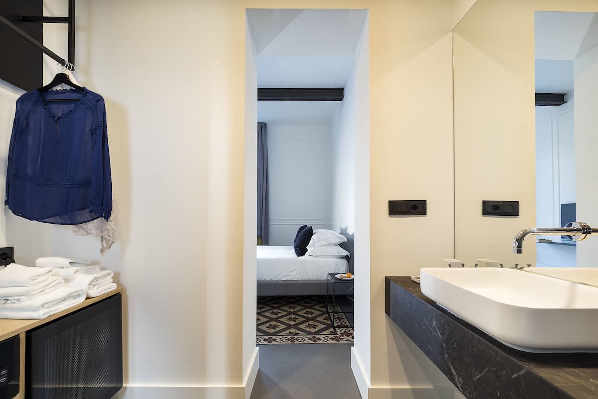 1 kamar tidur, minibar, brankas, dan meja kerja