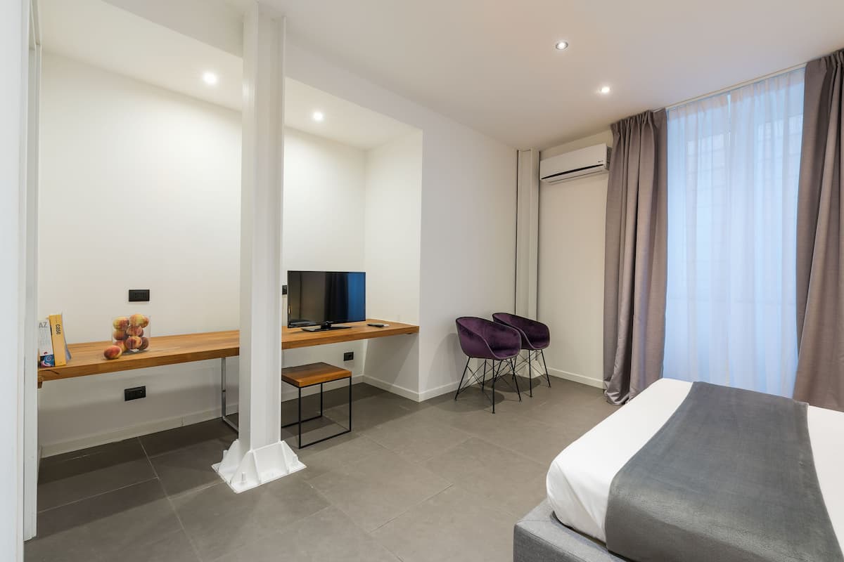 1 kamar tidur, minibar, brankas, dan meja kerja