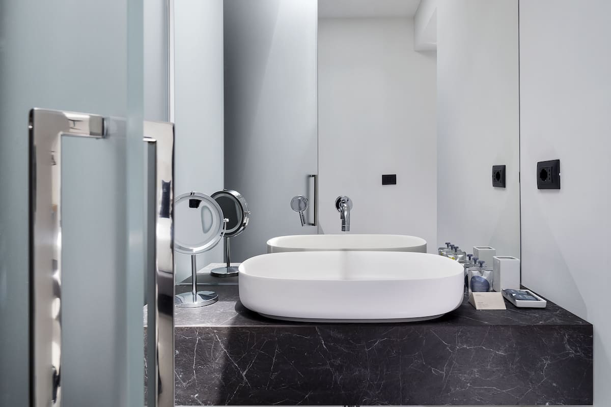 Shower, perlengkapan mandi gratis, pengering rambut, dan kloset