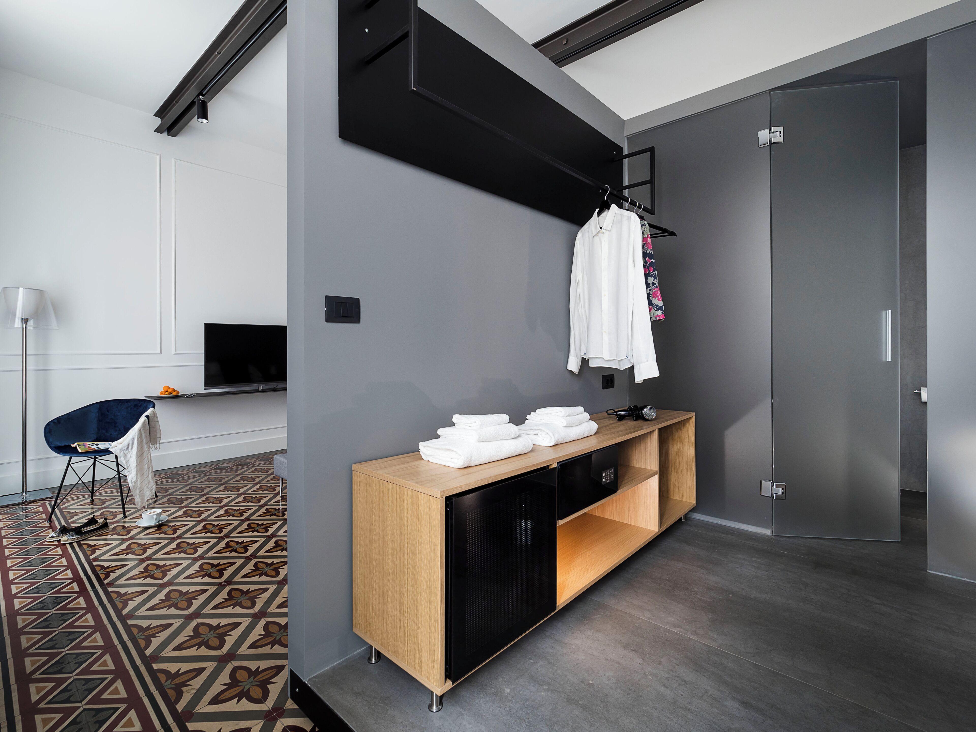 junior suite | minibar, in-room safe, desk, soundproofing