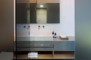 Un bagno moderno con uno specchio grande, un doppio lavabo e un portasciugamani.