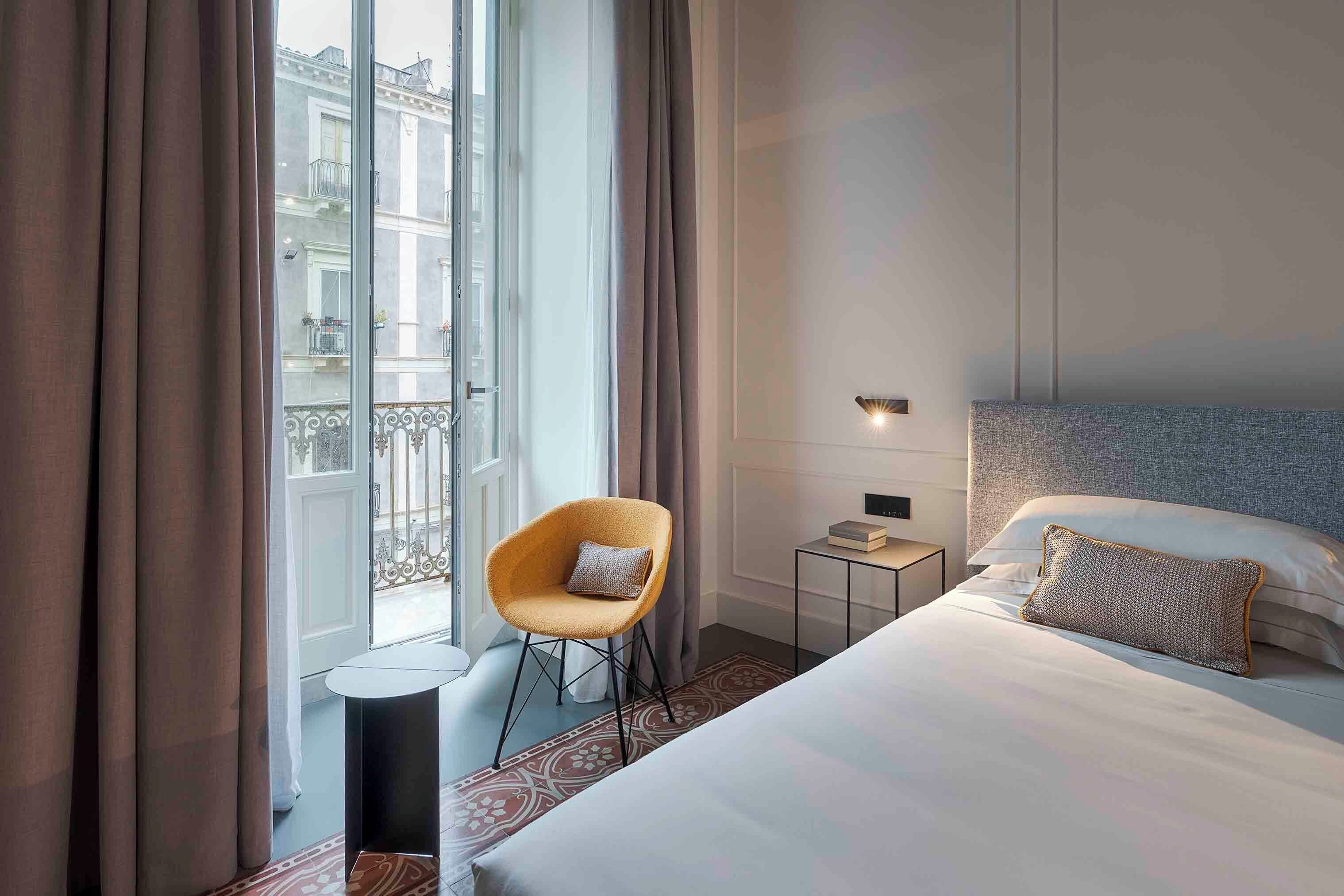 迷你吧、客房内保险箱、办公桌、隔音