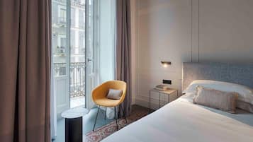 Een minibar, een kluis op de kamer, een bureau, geluiddichte muren