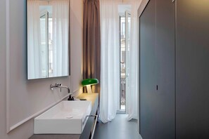 Minibar, in-room safe, desk, soundproofing - Habitat Boutique Hotel (Catania)