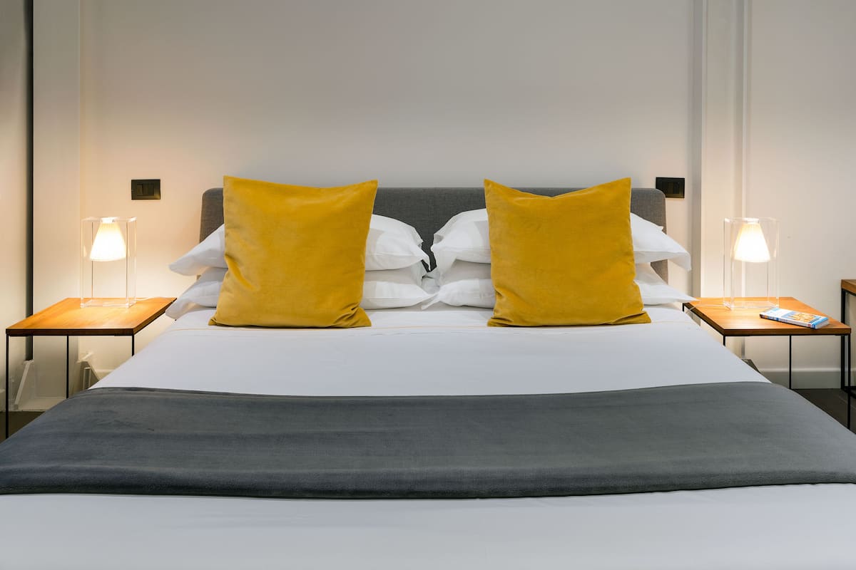 1 kamar tidur, minibar, brankas, dan meja kerja