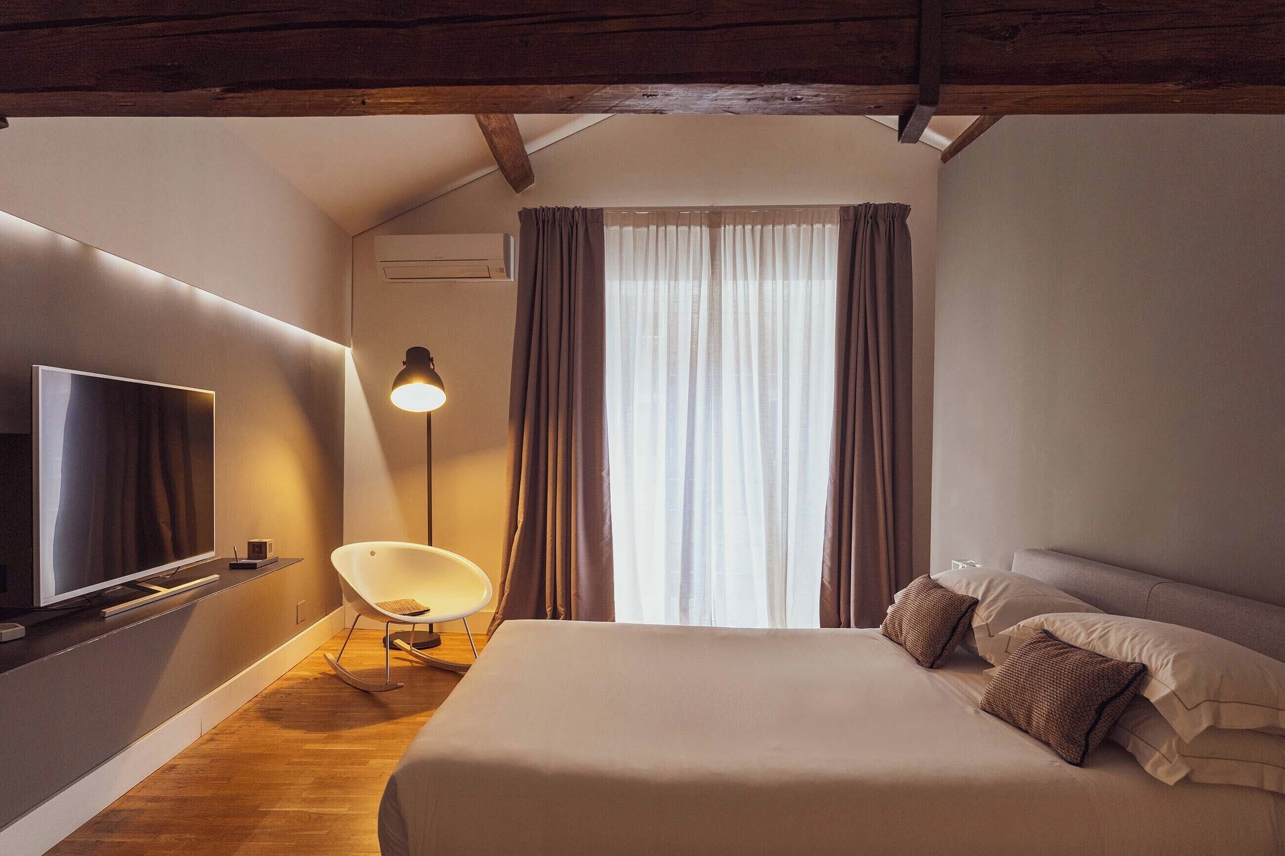 Minibar, in-room safe, desk, soundproofing