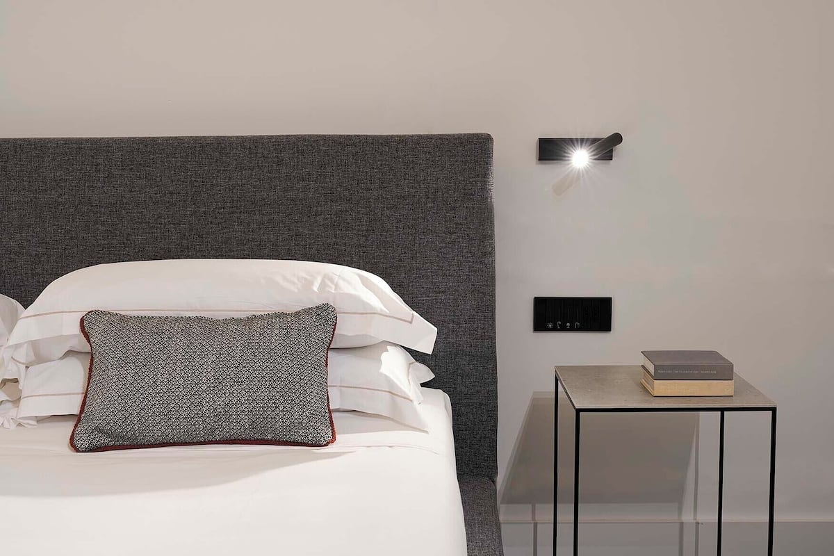 Minibar, caja de seguridad en la habitación y escritorio