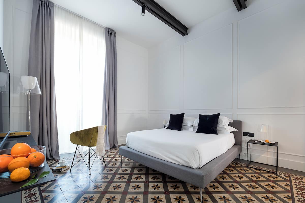 1 kamar tidur, minibar, brankas, dan meja kerja