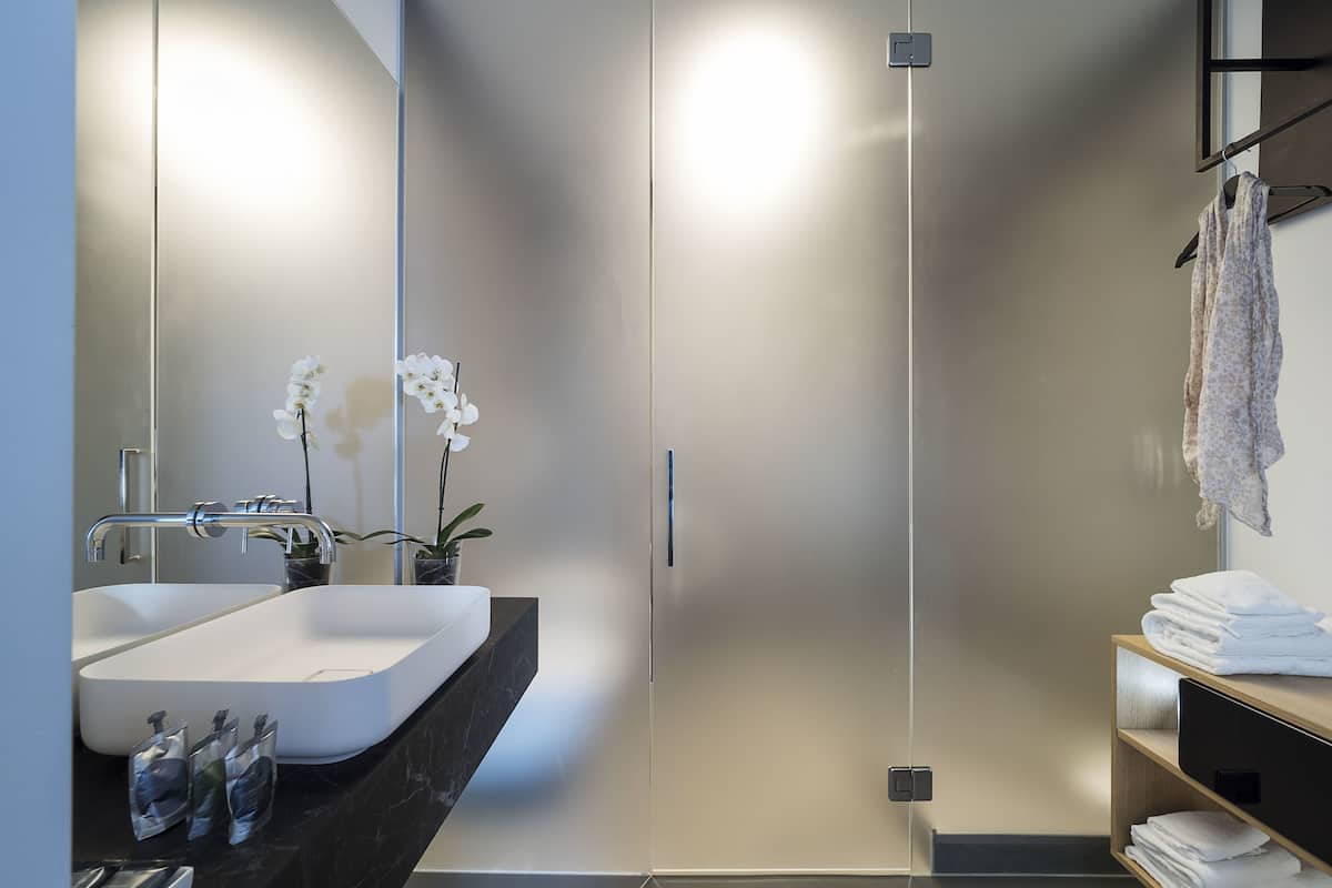 Shower, perlengkapan mandi gratis, pengering rambut, dan kloset