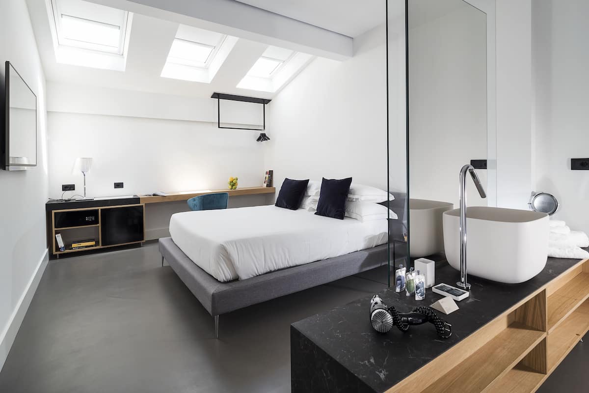 1 kamar tidur, minibar, brankas, dan meja kerja