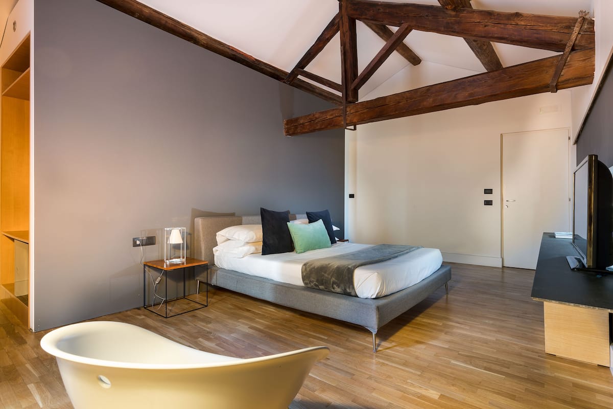 1 kamar tidur, minibar, brankas, dan meja kerja