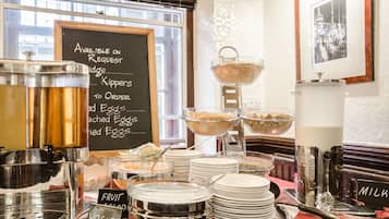 Se ofrece un desayuno completo entre semana (20 GBP por persona)