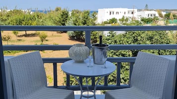 Chambre Double Supérieure, 1 très grand lit, vue mer | Terrasse/Patio
