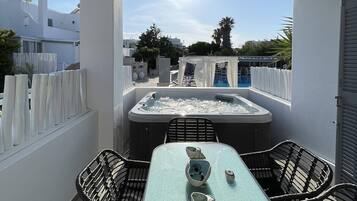 Familiesuite, 2 soverom, spabadekar, bassengutsikt | Terrasse/patio