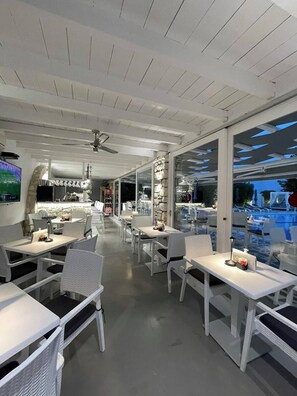 Bar en milieu de piscine