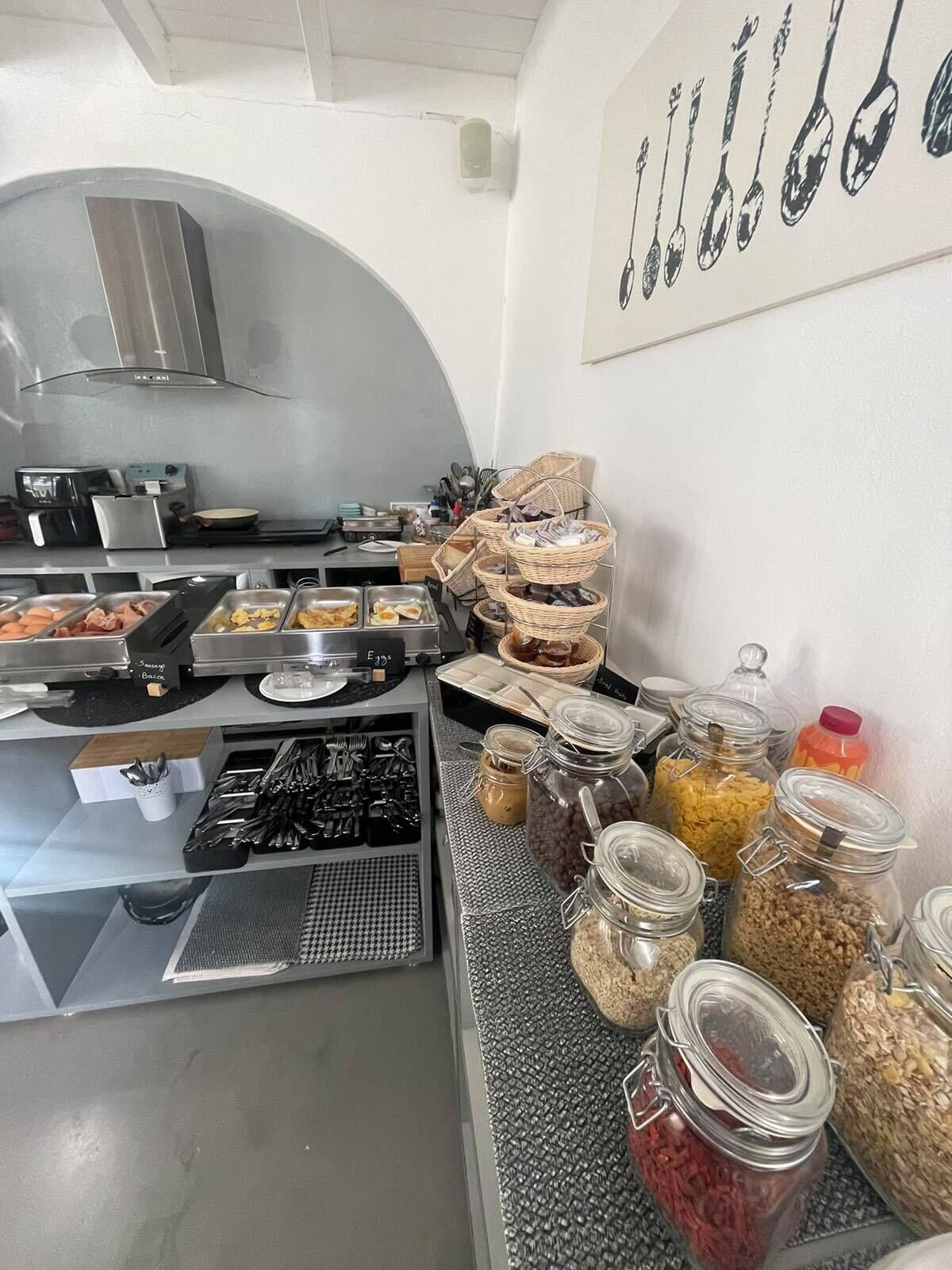 Un buffet proposant une variété de plats et d'ustensiles.