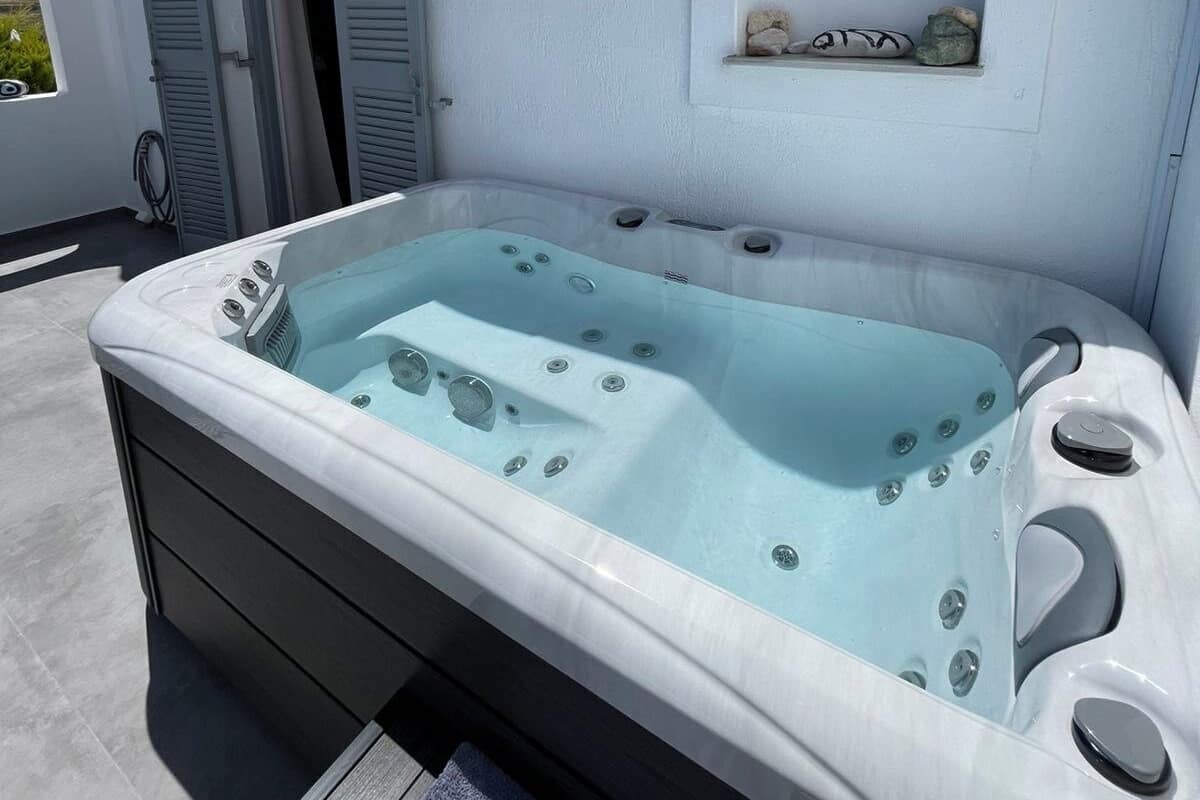 Luxury Studio Suite, 1 King Bed, Hot Tub, Sea View | Jetted bathtub