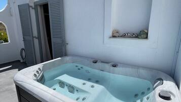 Luxury Studio Suite, 1 King Bed, Hot Tub, Sea View | Jetted bathtub