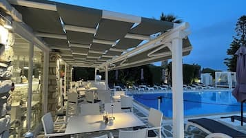 Bar im Pool