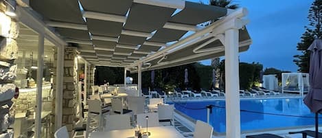 Swim-up bar