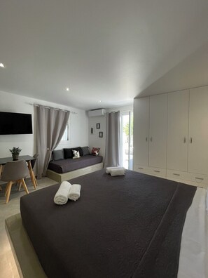 Junior Studio Suite, 1 Katil Raja (King) dengan Katil Sofa, Hot Tub | Bar mini, peti besi dalam bilik, dihias secara berasingan 