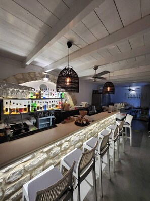 Swim-up bar