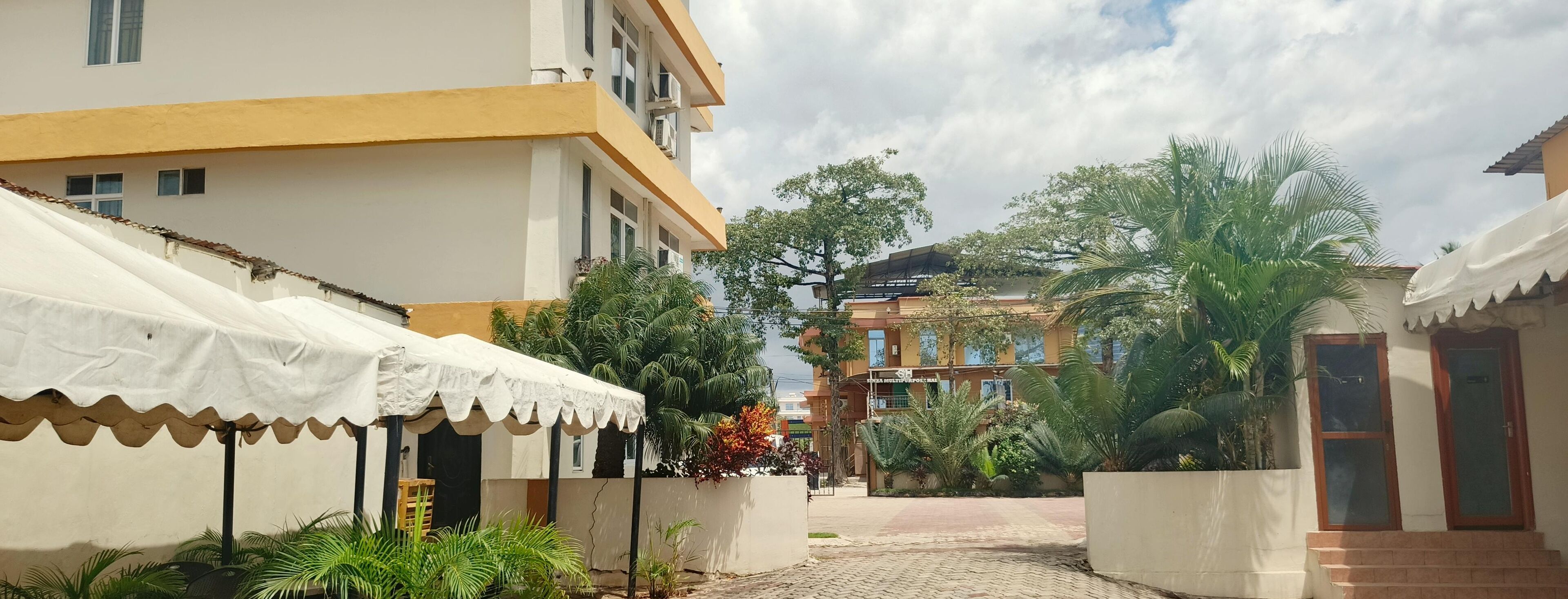 供应早餐、午餐和晚餐，本地与国际菜，室外就餐