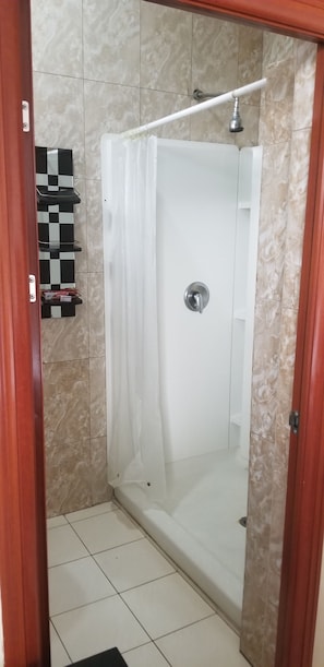 Bathroom shower - ShaMool Inn Hotel (Dar es Salaam)