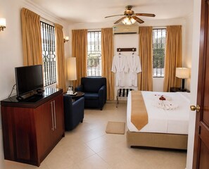 Phòng Suite Junior | Bộ đồ giường cao cấp, minibar, két bảo mật tại phòng, bàn 
