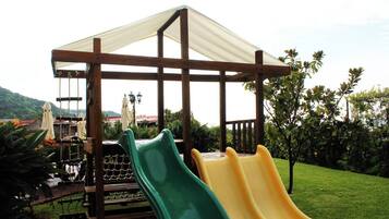 Área de juegos infantiles al aire libre