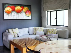 Deluxe-Zimmer, Küche, Seeblick | Wohnbereich | 22-Zoll-Plasmafernseher mit Digitalempfang, Fernseher