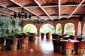 Se sirven desayunos y cocina internacional (con vistas a la piscina) 