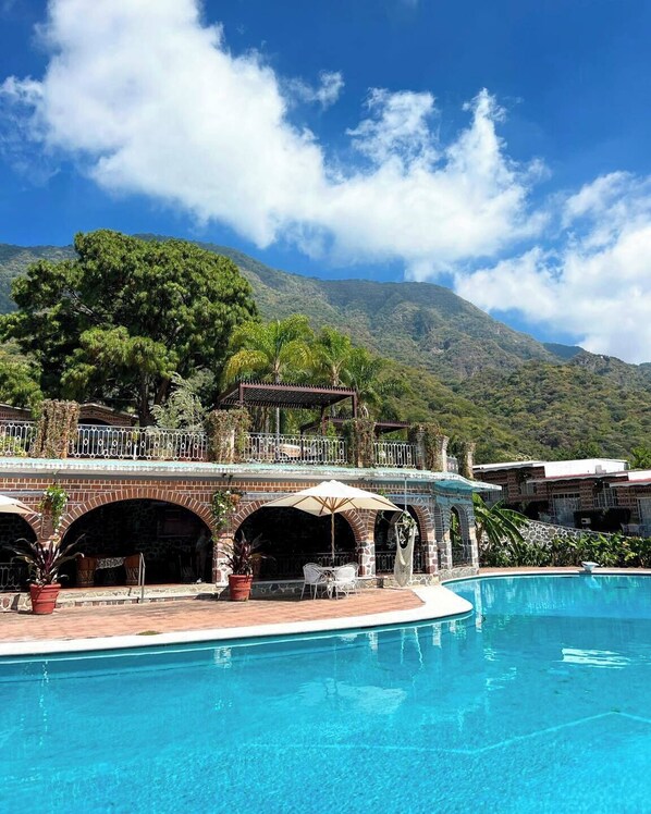 Außenpool, Sonnenschirme, Liegestühle