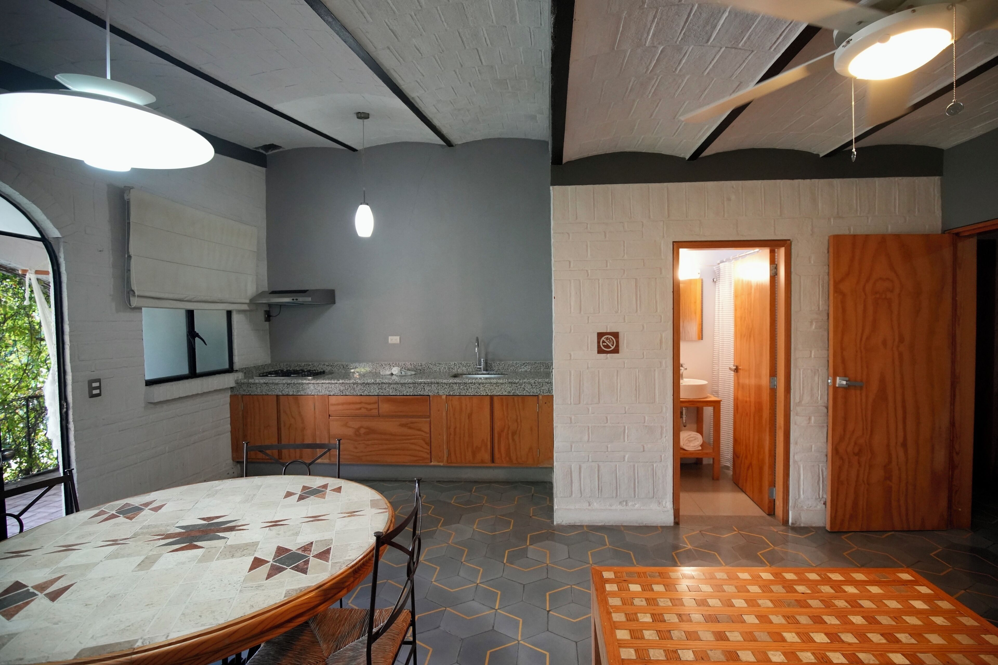 Una cocina moderna con una isla central, armarios de madera y un horno empotrado.