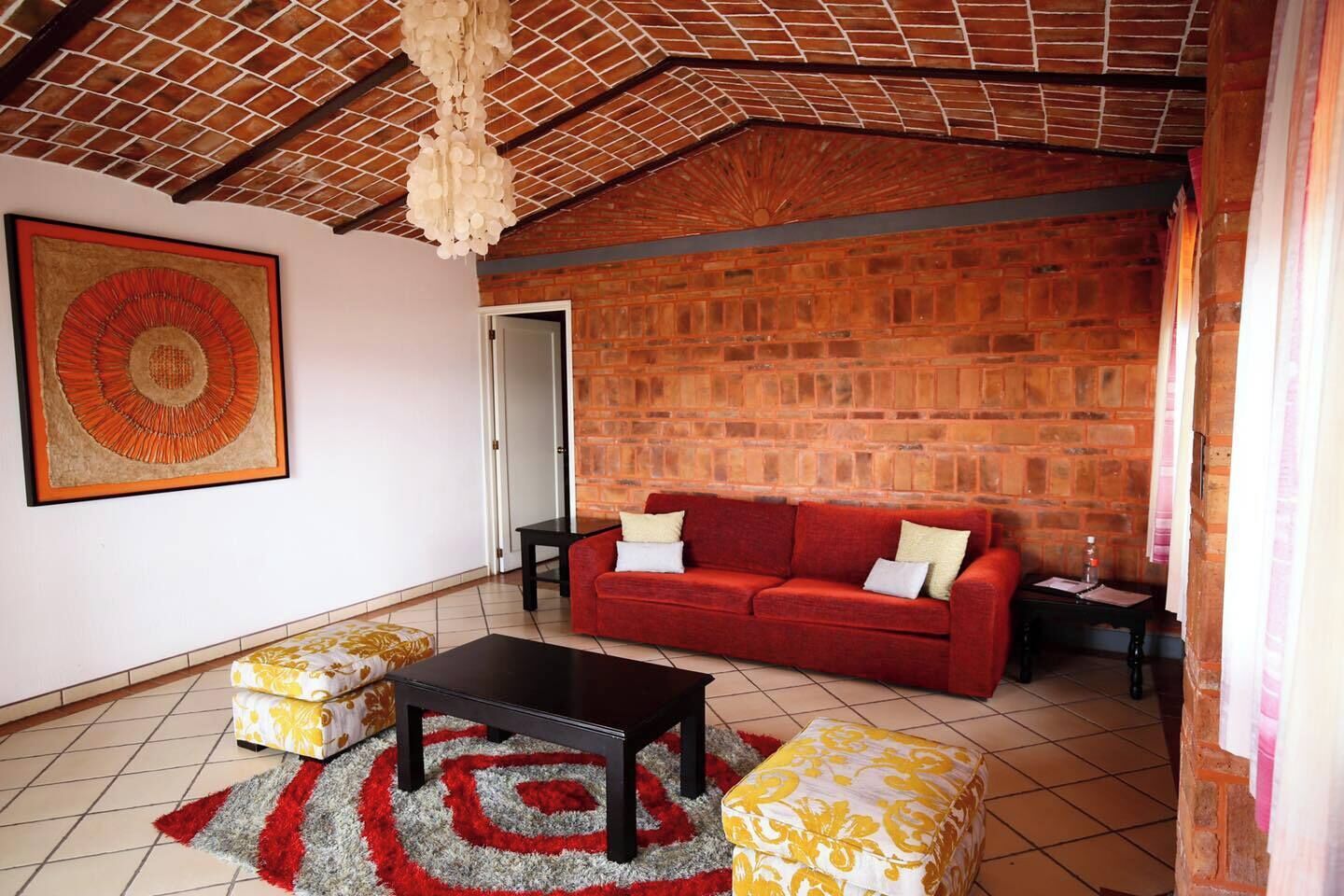 Master suite con terrza - vista al lago | Área de sala de estar | Televisión de plasma de 22 pulgadas con canales digitales y televisión 