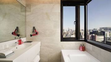 Ducha, secador de pelo, batas, pantuflas