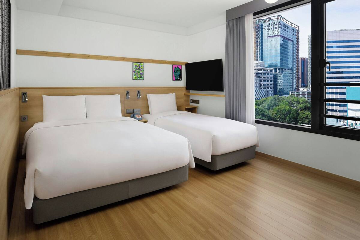 Quarto, várias camas, vista para a cidade | Roupas de cama premium, edredons de pluma, cofres nos quartos