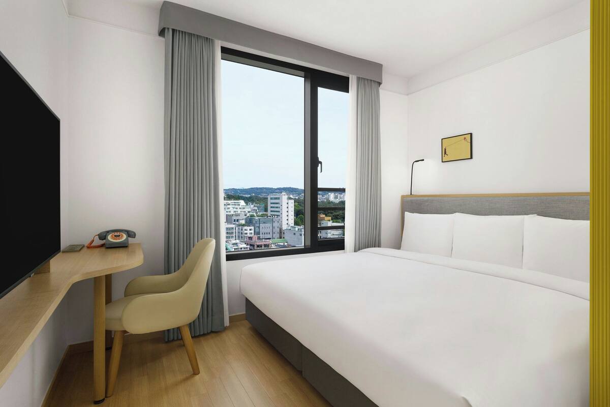 Quarto, 1 cama King, vista para a cidade | Roupas de cama premium, edredons de pluma, cofres nos quartos
