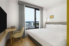 Habitación, 1 cama de matrimonio grande, vistas a la ciudad | Ropa de cama de alta calidad, edredones de plumas, caja fuerte