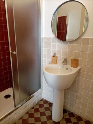 Superior Double Room, Ensuite | Bathroom | Rainfall showerhead, designer toiletries, hair dryer, bathrobes - Ivana B&B (Catania)