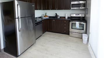 Phòng Suite, 2 phòng ngủ | Bếp riêng | Tủ lạnh, bếp nấu, máy rửa bát, dụng cụ pha cà phê/trà