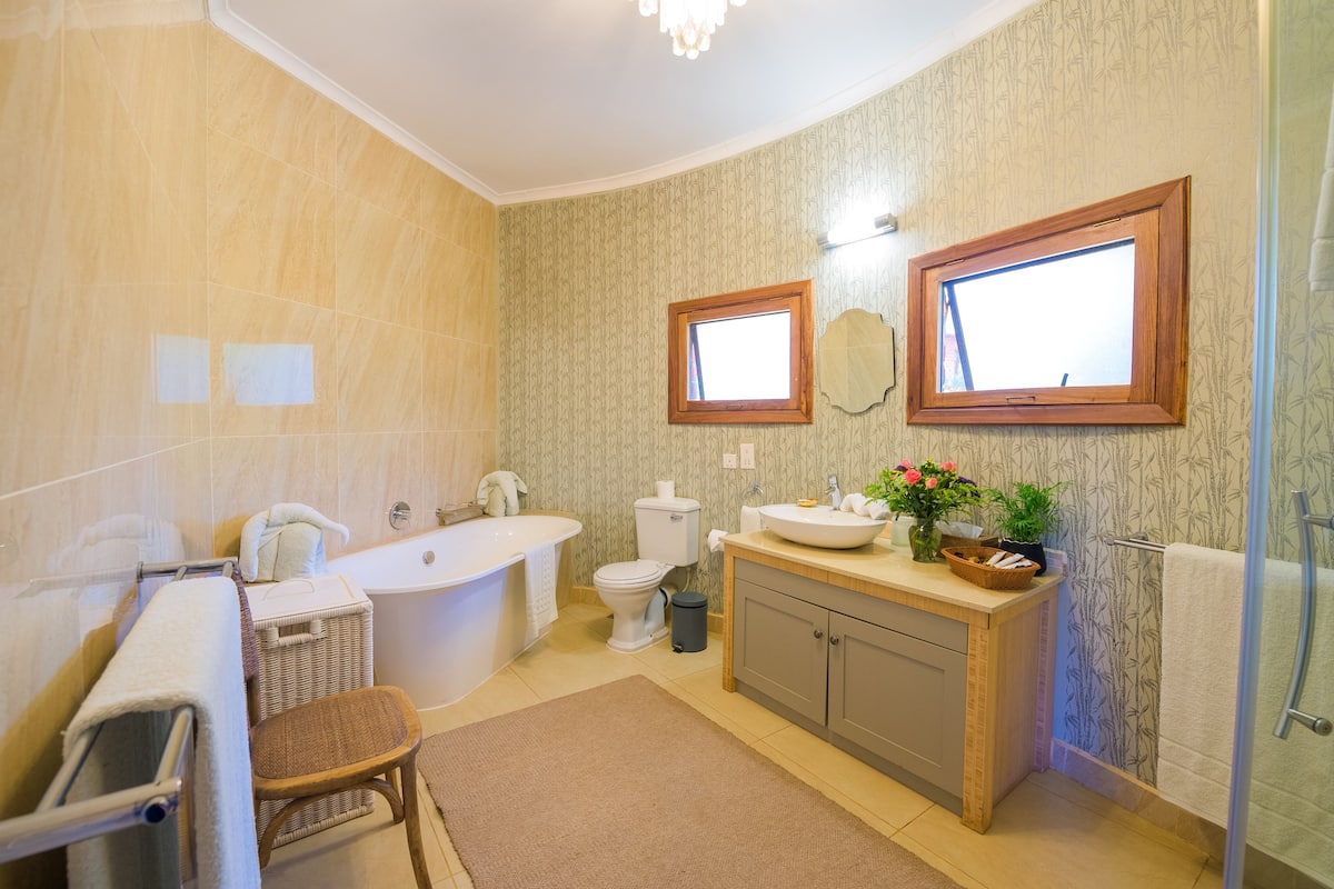 deluxe double or twin room, 1 double or 2 single beds, non smoking, garden view | bathroom | separate bathtub and shower, deep-soaking bathtub, free toiletries