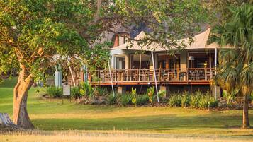 Se sirven desayunos, comidas y cenas con vista a la alberca