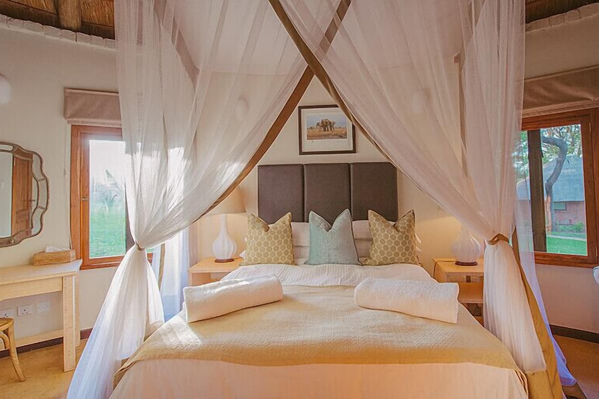 Family Chalet | Peralatan tempat tidur premium, peti besi dalam bilik